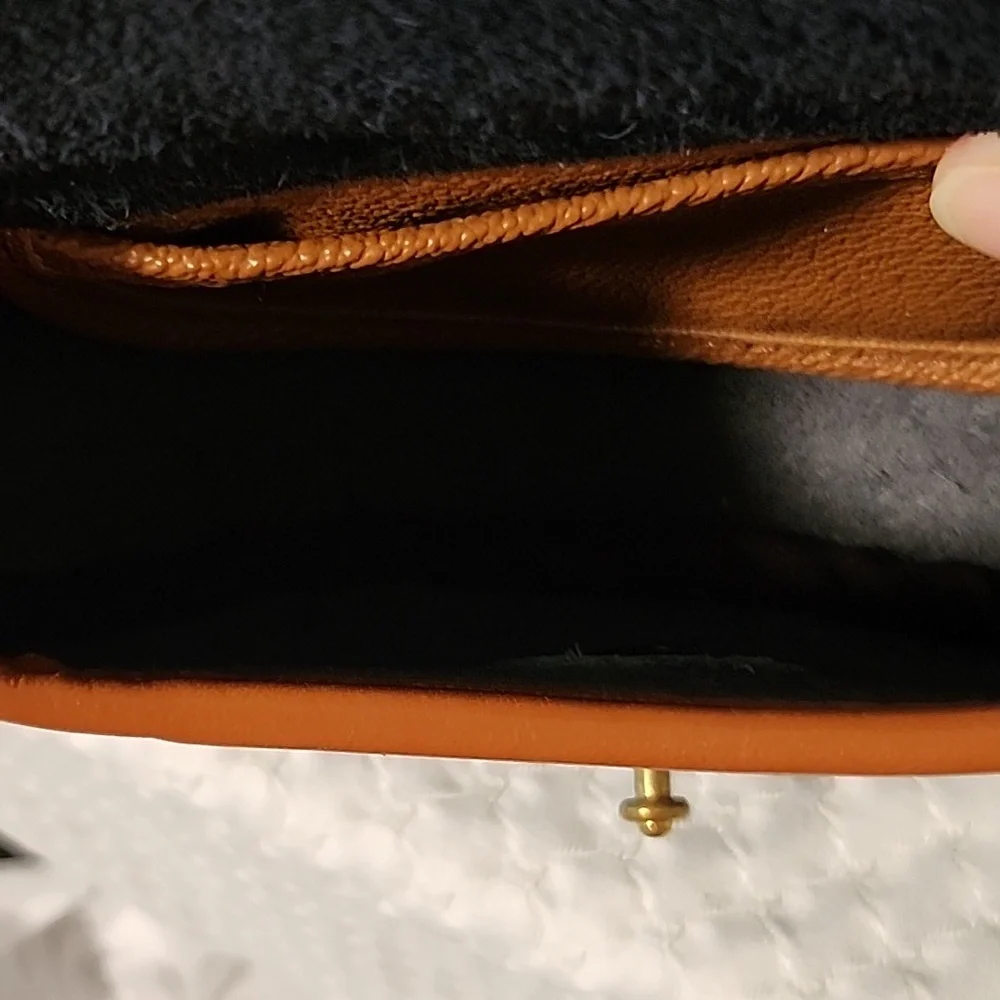 Vintage Mini-Dooney & Bourke Crossbody Purse 6" W X 4 1/2" H (32) - Picture 9 of 12